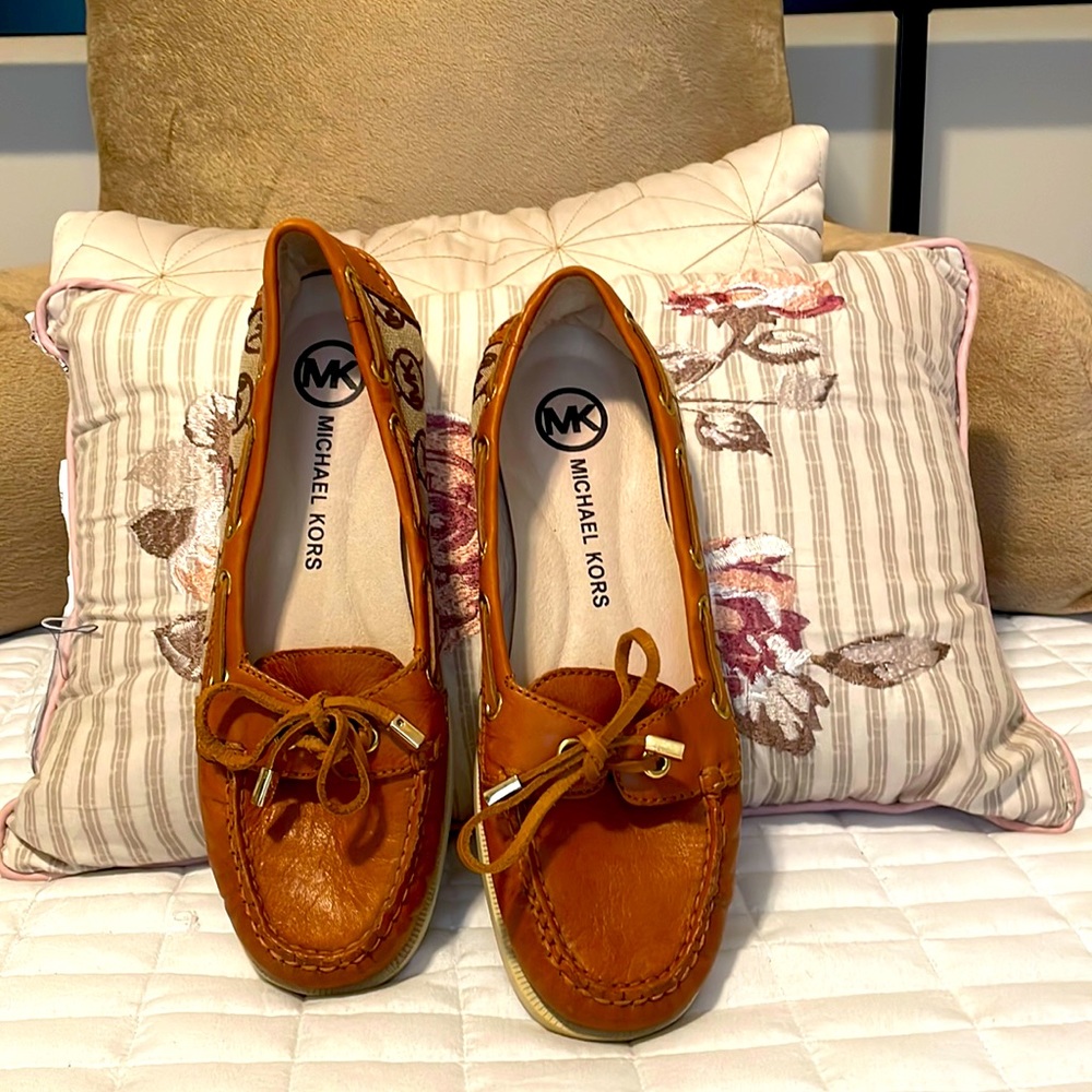 MICHAEL KORS tan Stylish iconic logo detailing in a moccasin flat.